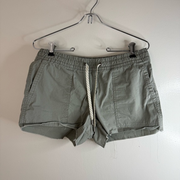 Vuori Pants - Vuori women’s gray/green rip stop tie front shorts XS